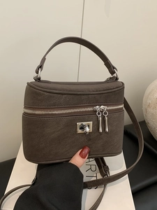 Sac bandoulière vintage marron café avec poignée et détail de fermoir rotatif argenté