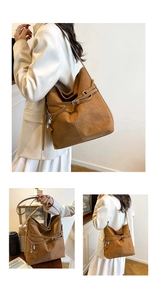Détails du cabas en similicuir caramel avec texture grainée et charms étoile et cadenas