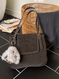 Sac fourre-tout rétro en daim marron avec surpiqûres et pendentif lapin en peluche