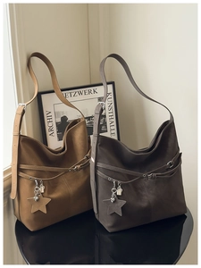 Gros plan de sacs cabas en daim vintage avec boucles décoratives et breloque étoile
