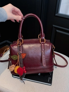 Vintage dunkelviolette Boston Handtasche aus glänzendem Kunstleder mit Blattanhänger