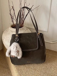 Sac fourre-tout gris foncé en faux daim avec surpiqûres et breloque lapin en peluche