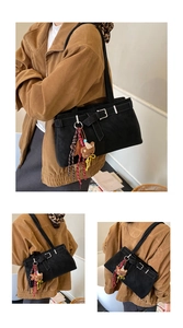 Détails du sac cabas noir givré avec breloques étoiles et pendentif ours en peluche
