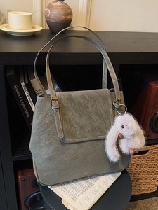 Sac fourre-tout vert vintage avec breloque lapin sur fond de bibliothèque rétro