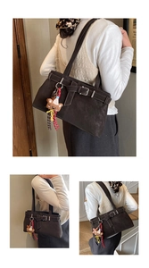 Détail du sac cabas marron foncé givré avec sangles à boucles et breloque ours en peluche