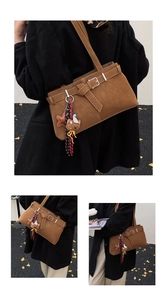 Détails du sac bandoulière vintage en cuir givré marron avec breloques d'ours