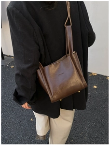 Details einer Vintage dunkelbraunen Wachsleder-Umhängetasche mit geprägtem Logo