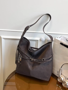 Grand sac cabas vintage en daim avec boucle de ceinture et breloque étoile pour le bureau