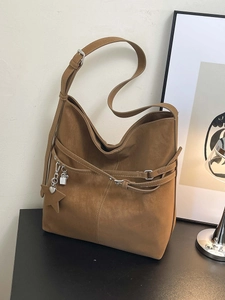 Sac fourre-tout rétro en daim marron avec breloques métalliques et boucle décorative