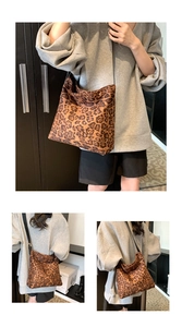 Dettaglio della borsa shopper leopardata con grande capacità e sottile tracolla per ogni giorno
