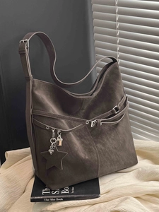Grand sac cabas vintage en cuir gris avec boucles décoratives et breloque étoile