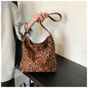 Dettaglio della borsa hobo leopardata con tracolla regolabile in pelle nera