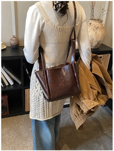 Detailansicht der dunkelbraunen Ölwachs-Lederstruktur einer Retro-Tote-Schultertasche