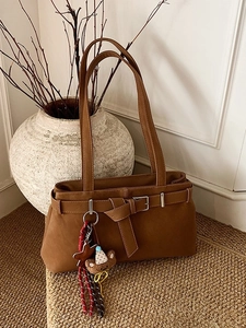 Sac bandoulière en cuir mat marron avec boucle et porte-clé ours au style rétro