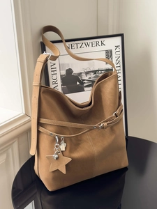Grand sac cabas marron vintage en daim avec breloques étoiles et œillets en métal