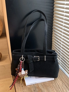 Sac à bandoulière vintage en cuir noir mat avec breloque ours et pompon décoratif