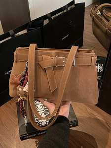 Sac à épaule en cuir dépoli marron avec boucle vintage et pendentif ours et étoile