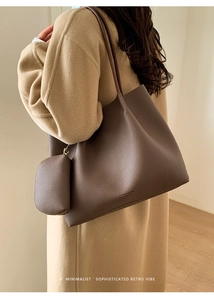 Détail du sac cabas en cuir marron foncé avec pochette assortie sur un mannequin