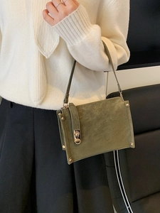 Sac bandoulière rétro en daim vert foncé avec rivets métalliques et fermoir vintage