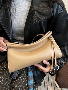 Borsa baguette chic in ecopelle kaki con anelli dorati per donne alla moda e trendy