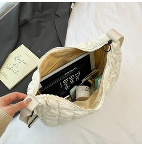Gros plan sur le sac matelassé beige montrant sa texture douce et son grand compartiment