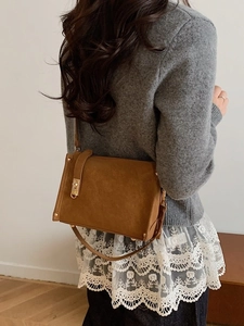 Sac à bandoulière vintage en daim marron avec fermoir tournant doré et rivet latéral