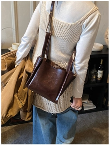 Detailansicht der dunkelbraunen Vintage-Tote-Bag mit MOCOMO-Prägelogo aus Kunstleder