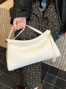 Elegante borsa baguette in ecopelle bianco crema con design a pieghe e anelli in metallo oro