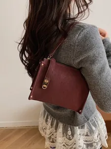 Sac à bandoulière bordeaux rétro en cuir mat avec fermoir tournant doré élégant