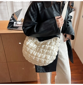 Détail d'un sac nuage blanc matelassé avec texture rembourrée et tissu en nylon