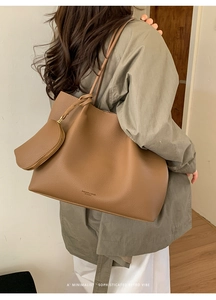 Gros plan sur un cabas camel en cuir grainé avec pochette zippée assortie
