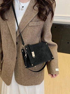 Sac à bandoulière rétro noir en daim avec clous dorés et fermoir en métal vintage