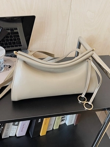Borsa baguette beige in pelle lucida con chiusura curva e anelli in metallo oro