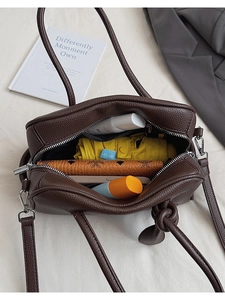 Innenansicht der braunen Boston-Tasche mit großem Fassungsvermögen und Inhalt