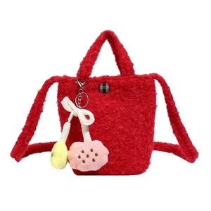 Schicke rote Plüsch-Eimertasche mit kariertem Knopf und süßen Anhängern