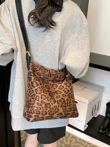 Elegante borsa a tracolla leopardata capiente con cinturino nero regolabile da donna