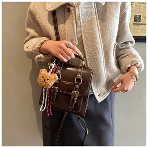 Détail du sac à dos vintage en cuir ciré marron foncé avec inscription dorée élégante
