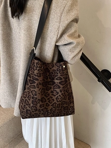 Borsa tote leopardata retrò con tracolle nere e dettagli dorati indossata