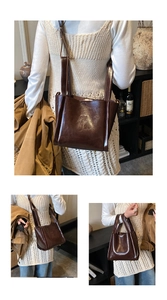 Detailaufnahme der dunkelbraunen Ölwachs-Ledertasche mit Logo-Prägung und Schulterriemen