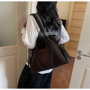 Détail du grand sac cabas marron foncé avec broderie marguerite Mardi et anneaux métal