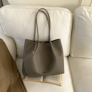 Détail du set de cabas en cuir taupe grainé avec sa pochette zippée assortie