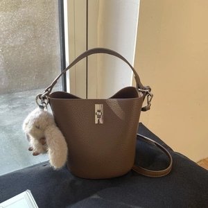 Sac seau en cuir grainé marron foncé avec fermoir rotatif argenté et charm lapin