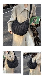 Détail de la texture plissée et de la bandoulière réglable sur le sac croissant noir