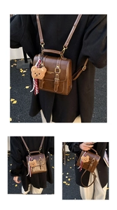 Vues détaillées du sac à dos vintage en cuir marron avec breloque ours et ruban