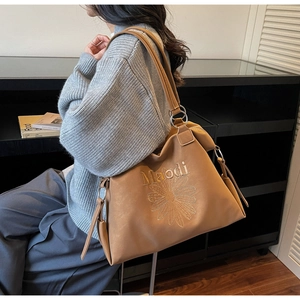 Détail du sac fourre-tout kaki avec grande broderie de marguerite et lettrage MAODI