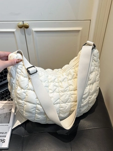 Sac nuage matelassé blanc cassé en nylon rembourré avec bandoulière réglable