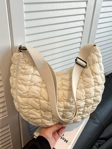 Sac hobo beige matelassé avec bandoulière réglable au design minimaliste et décontracté