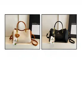 Vue duo de sacs à main en cuir crème et noir avec des détails en métal doré