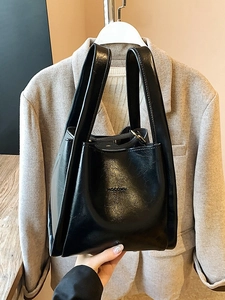 Glänzende schwarze Leder-Beuteltasche mit zwei Henkeln und HQCGNU-Logoaufdruck