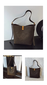 Détail d'un sac seau en cuir mat marron foncé avec boucle dorée et bandoulière réglable